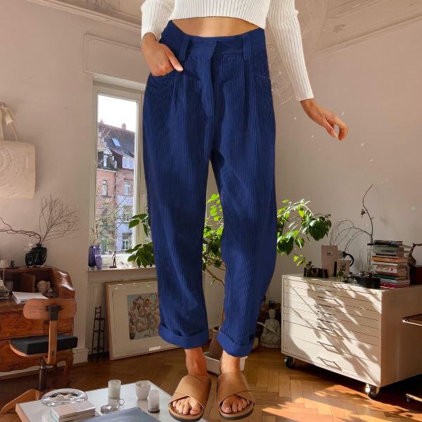 Bequeme Cordhose mit Hochgeschnittenem Tiefstich