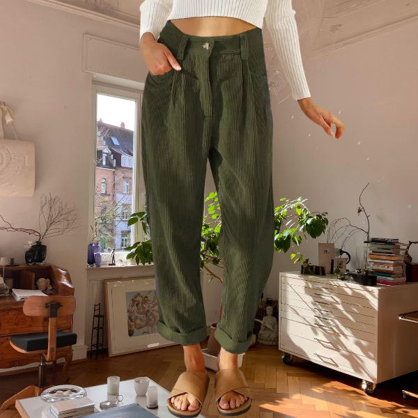 Bequeme Cordhose mit Hochgeschnittenem Tiefstich
